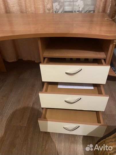 Угловой письменный стол