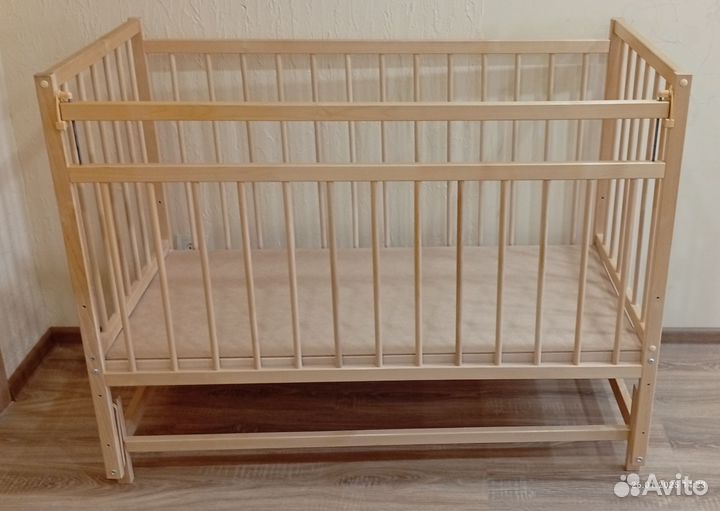 Детская кроватка с маятником и матрасом