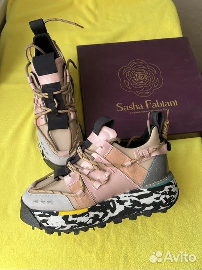 Кроссовки женские