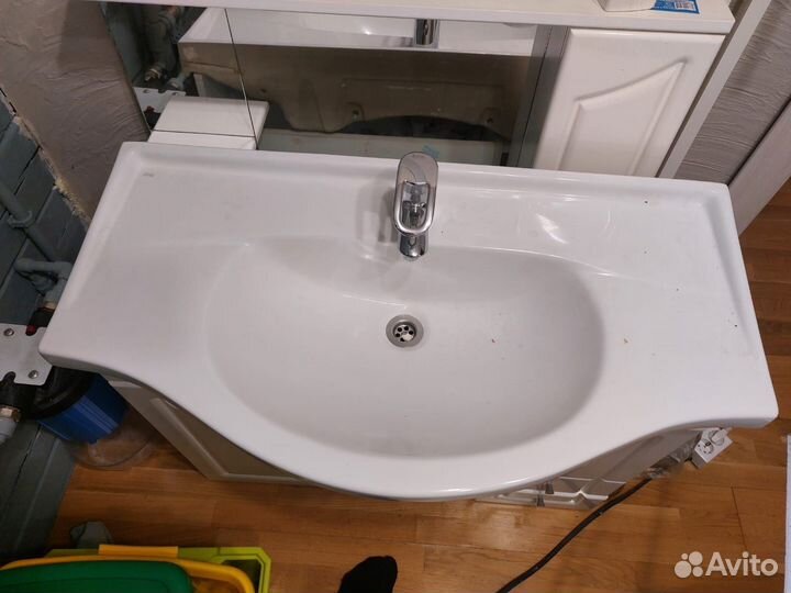 Тумба для ванной с раковиной и зеркалом