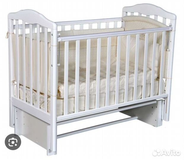 Детская кроватка с маятником