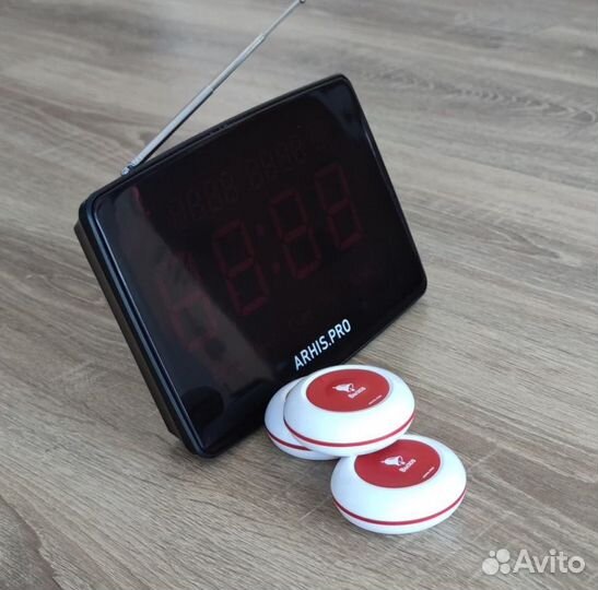 Кнпока вызова персонала и табло отображения вызова