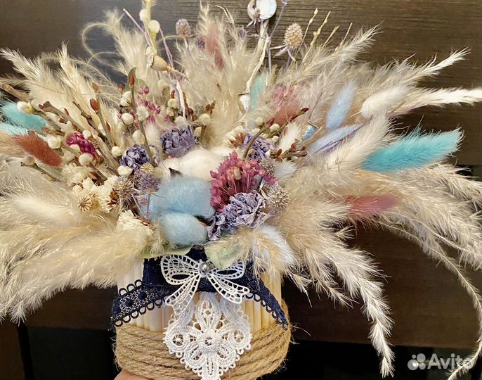 Сухоцветы розы с гортензией в шляпной коробке