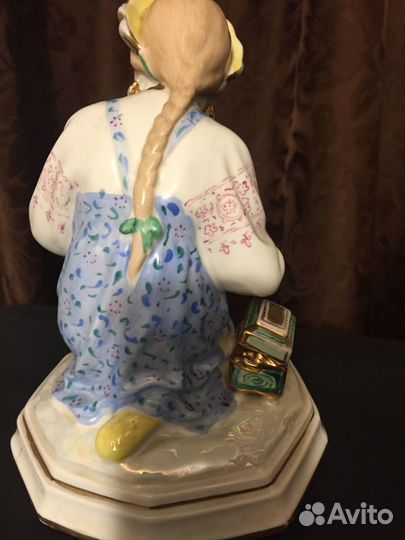 Фарфоровая статуэтка 