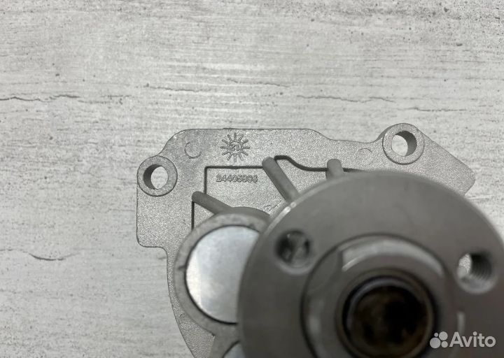 Водяной насос помпа Opel Astra Chevrolet 24405895