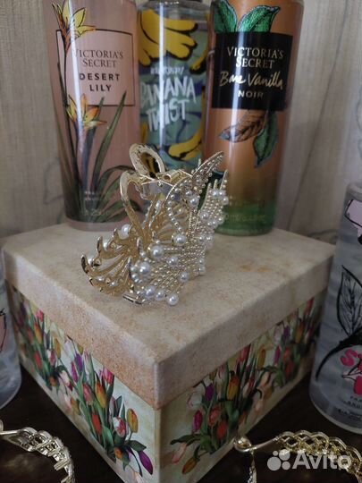 Заколка-Крабик лебеди