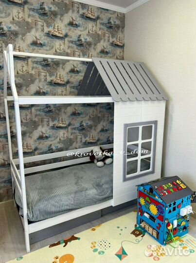 Кровать домик с окошком