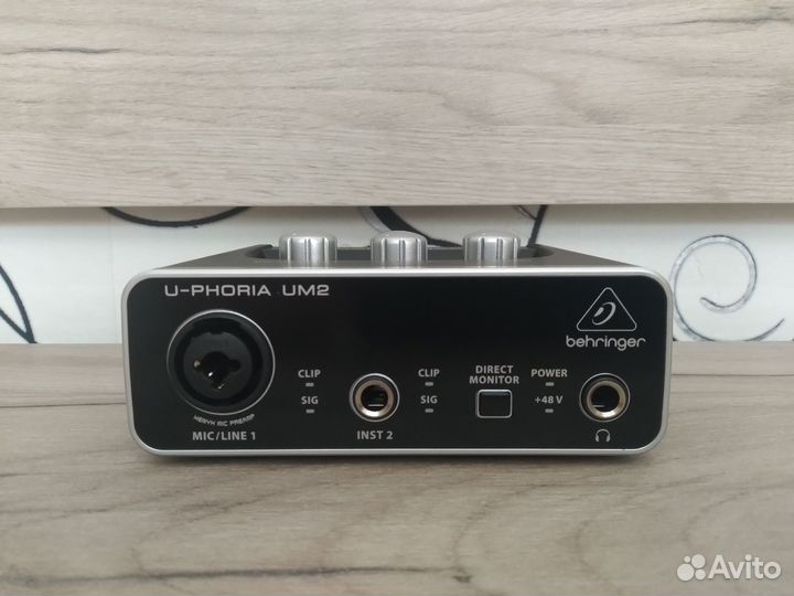 Звуковая карта Behringer um2