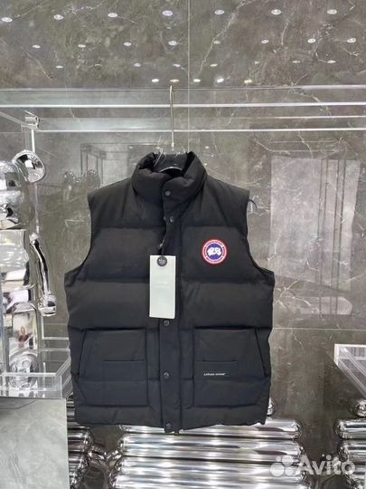 Жилетка Canada Goose на пуху 13278