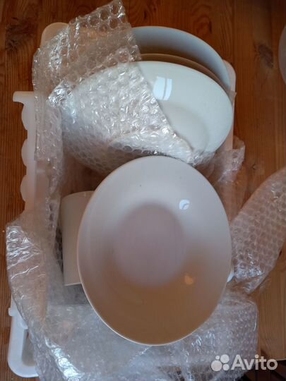 Посуда тарелки и чашки