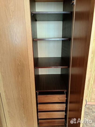 Шкаф трехстворчатый