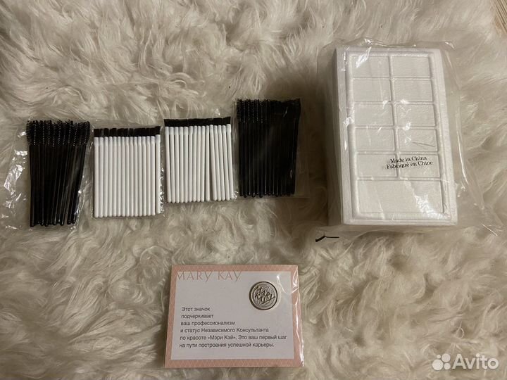 Щеточки,кисти,палитры,значок