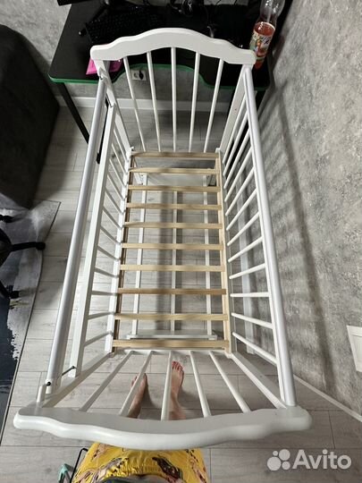 Детская кроватка с маятником