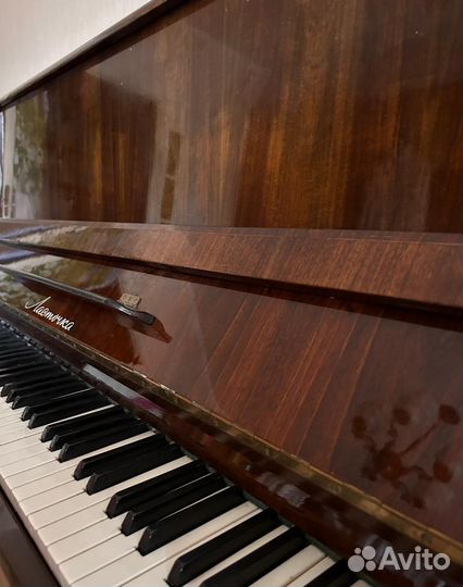 Отдаем пианино (бесплатно)