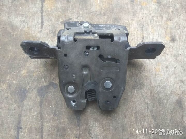 Замок багажника на Опель Астра J 2014 год