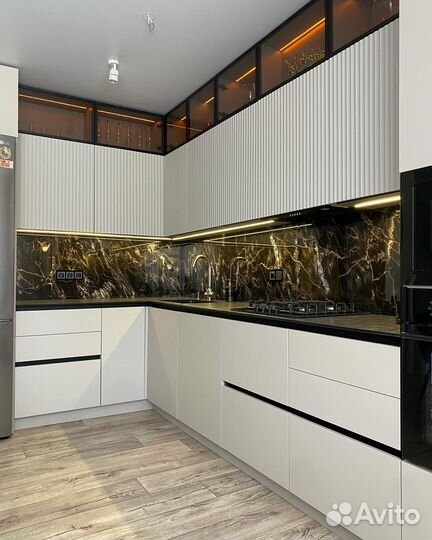 Кухня с витриной под ключ белая