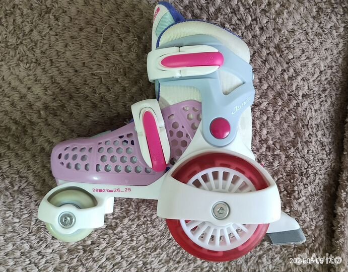 Роликовые коньки, защита и шлем