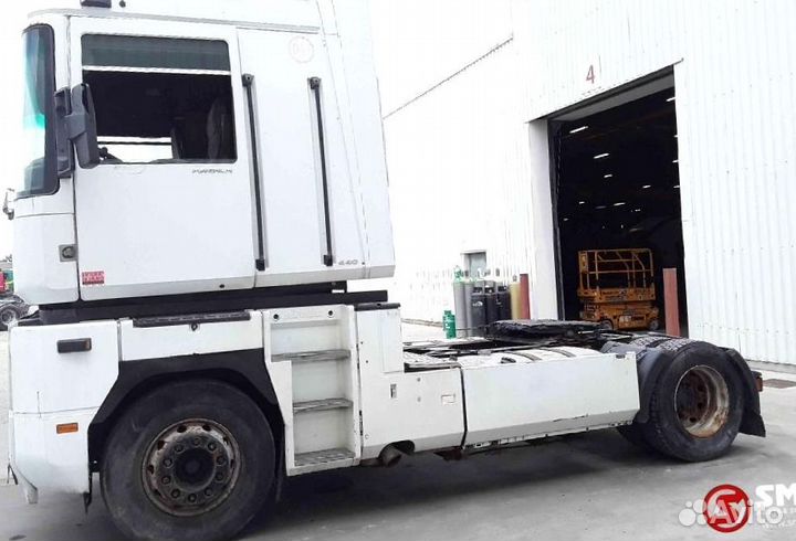 Pазбираем грузовик Renault Magnum III 2001-2008