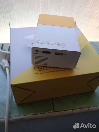 Мини Led -проектор YG 300