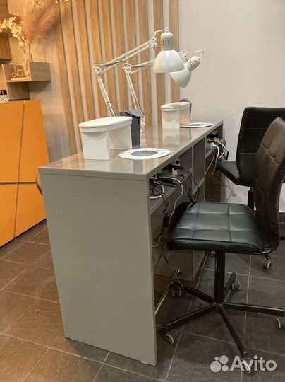 Маникюрный стол