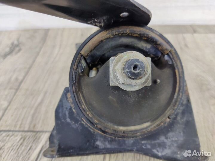 Опора двигателя правая Carina E