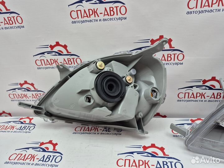 Фары Toyota Vitz 99-01 дорестайлинг комплект