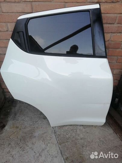 Дверь правая задняя и пер. левая на Nissan juke