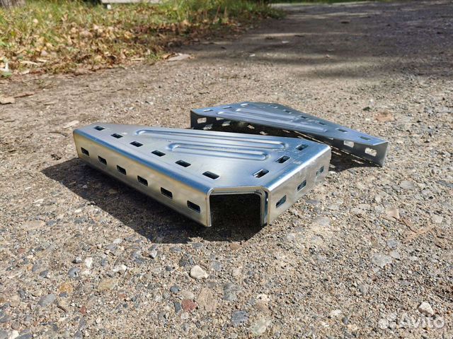 Кронштейн металлический для полок