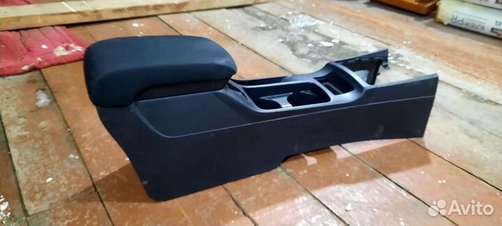 Консоль с подстаканниками и подлокотником на лансе