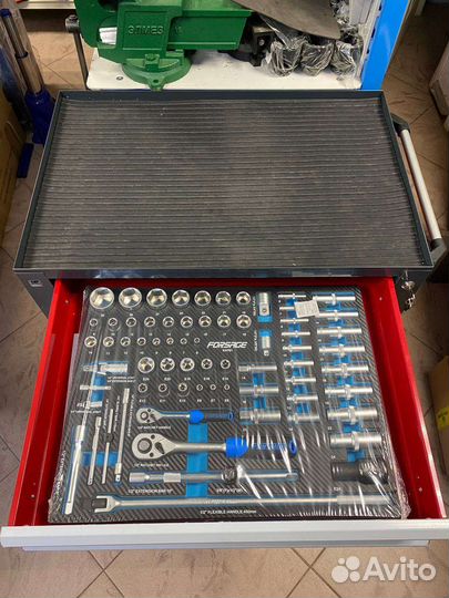 Тележка инструментальная с набором инструментов