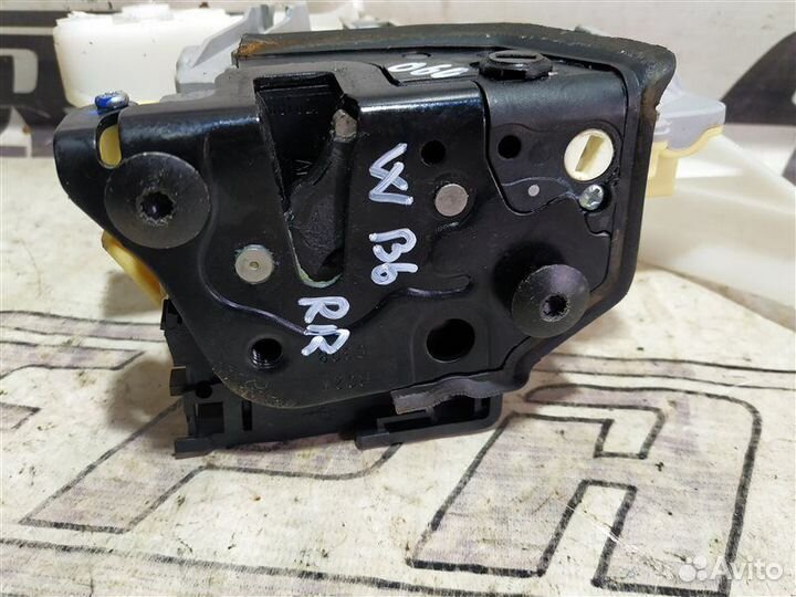 Замок двери задний правый Volkswagen Passat B6 1.8