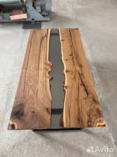 Стол из эпоксидной смолы река