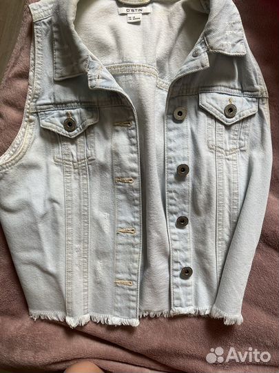 Джинсовая куртка без рукавов