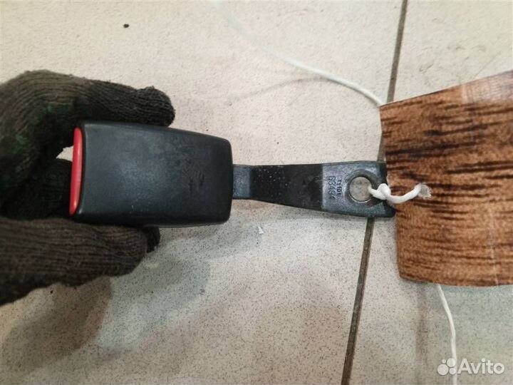 Замок ремня безопасности передний левый Mitsubish