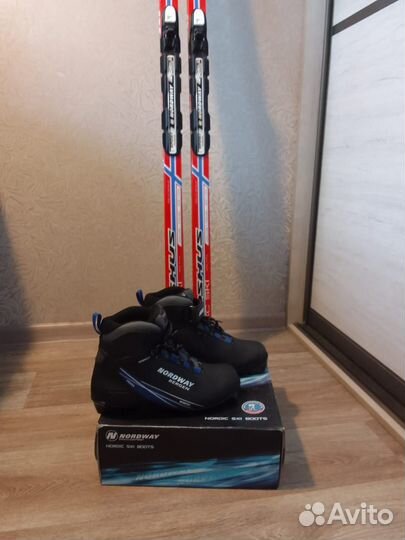 Лыжные ботинки и лыжи