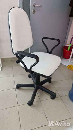 Офисное кресло, стул на колёсах