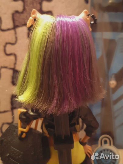 Монстр Хай Клодин с коробкой