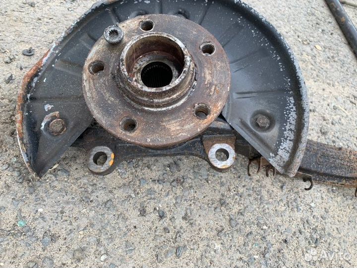 Кулак поворотный со ступицей передний правый