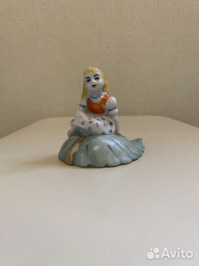 Фарфоровая статуэтка 