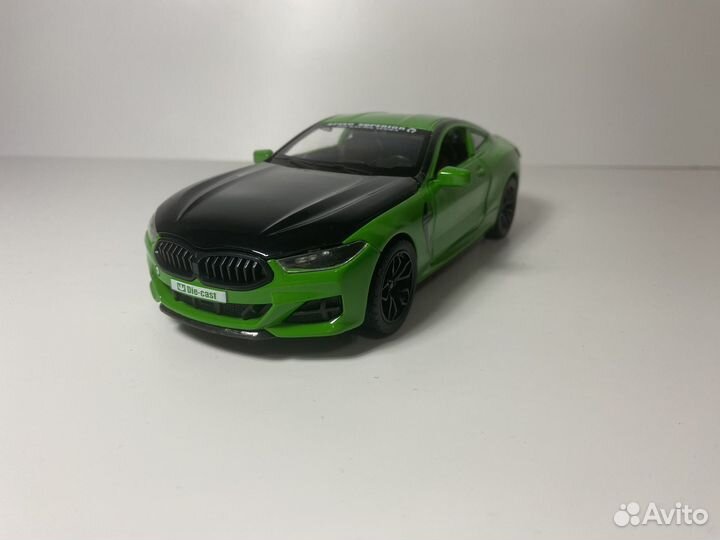 Металлические машинки BMW M8 44T 1:24