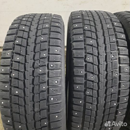 Dunlop SP Winter Ice 01 215/65 R16