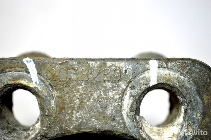 Кронштейн крыла ведущего моста, передний левый vol