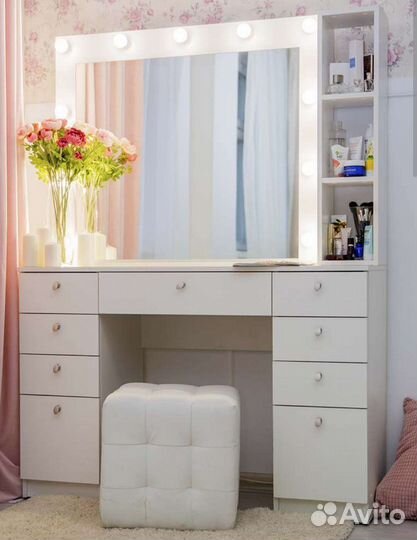 Туалетный столик с зеркалом и подсветкой