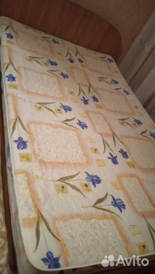 Кровать с матрасом