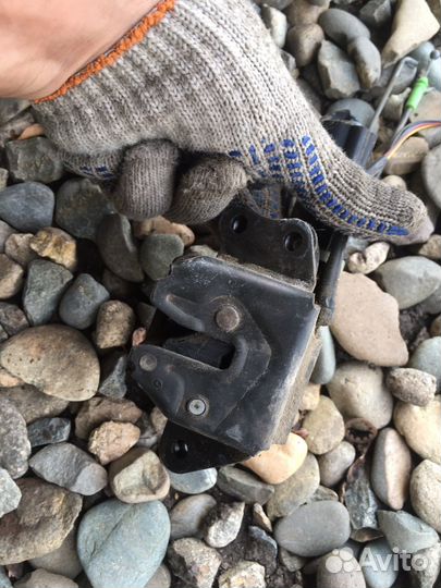 Toyota noah 2002 60 замок крышки багажника ручка