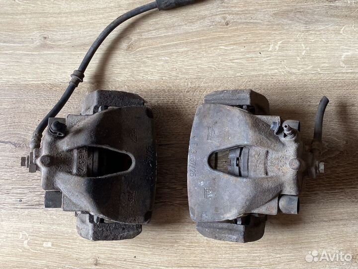 Opel zafira а передний суппорт L-R