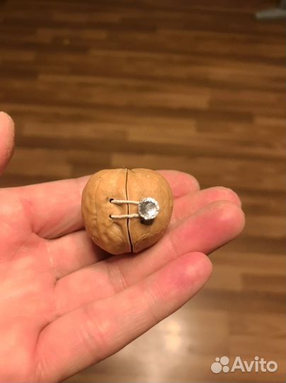 Миниатюра в орешке