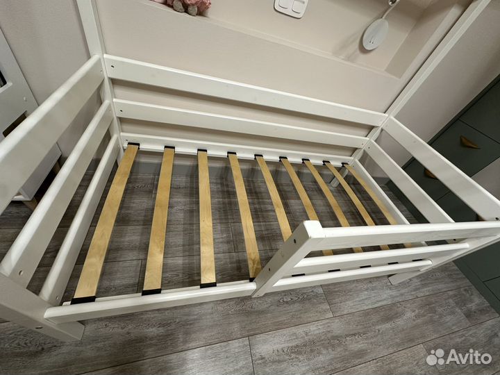 Детская кроватка домик