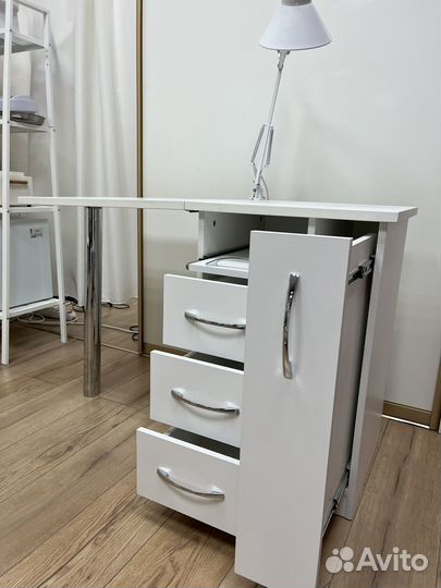 Маникюрный стол