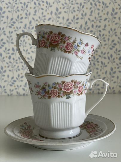 Кофейные чашки с блюдцами